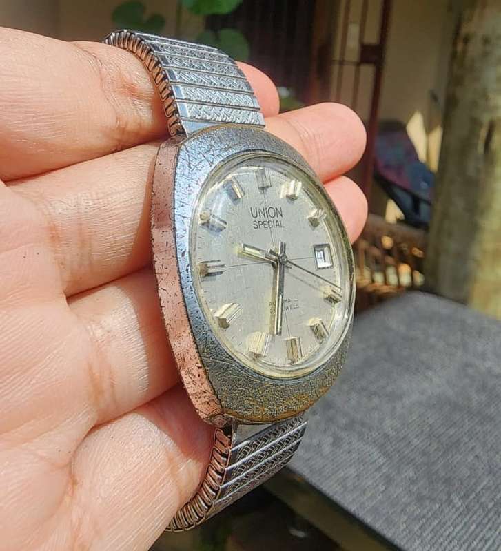 Mens watch with expandable strap store